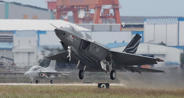 �賭�ߴ� ����, KF-21 ������� �Ϸ�