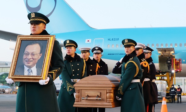 ÀÌÇØÂù Àü ÃѸ® ½Ã½Å, °í±¹ ǰÀ¸·Î¡¦