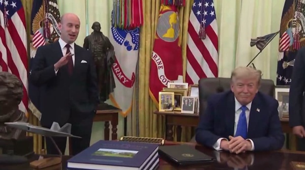 Ʈ���� �����,  '���� ���'���� �¾ �Ʊ⿡�� �̱� �ùα� �� ��